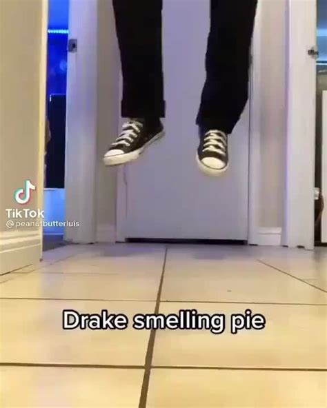 Drake smelling pie - iFunny