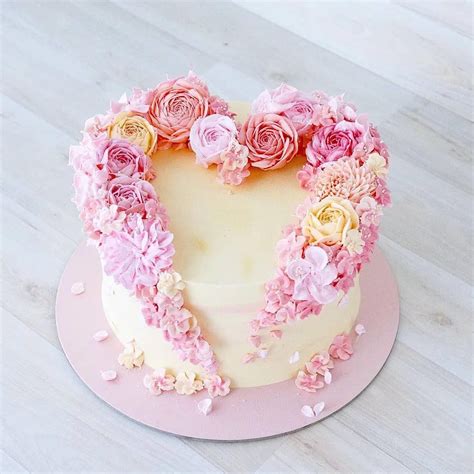 This heart cake is just a round layer cake, with flowers piped on, to ...