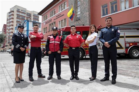 Nuevos uniformes Bomberos – Quito Informa