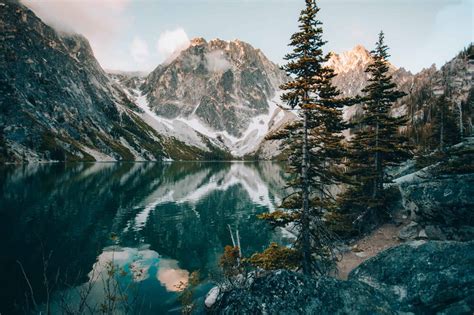 Colchuck Lake Hike: What To Expect During Sunrise | The Mandagies