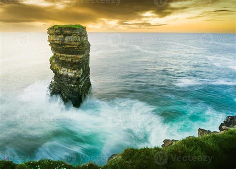 dun briste sea stack downpatrick head wild atlantic way irlanda. hermosa puesta de sol sobre la ...