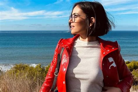 Entre bain de soleil et moments de tendresse avec sa maman, Agathe Auproux vit un rêve éveillé ...