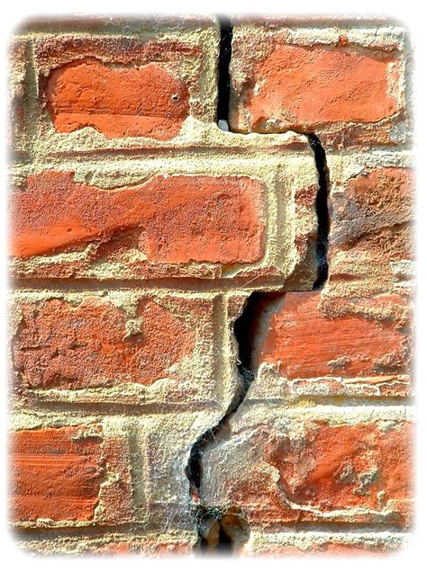 craqûre dans la brique / brick crack | or a hole in the bric… | Flickr