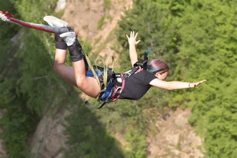 Experience the spectacular bungee jump from Maslenica bridge - Šimuni