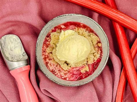 Rhubarb crumble recipe - Splash of Taste - Vegetarian Recipes