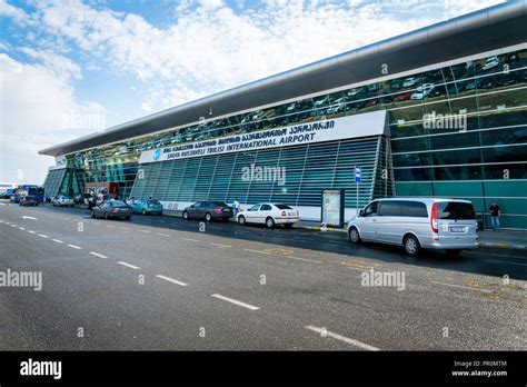 Tbilisi, Georgia - Agosto 2018: Shota Rustaveli aeropuerto Internacional de Tiflis - terminal de ...