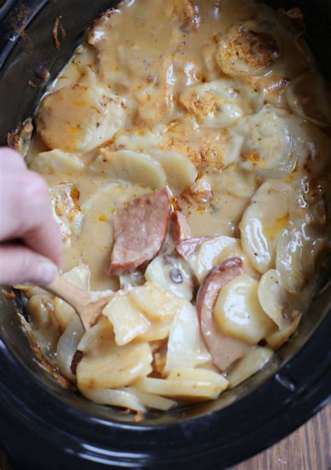 Slow Cooker Cheesy Scalloped Potatoes and Ham - I Dig Pinterest