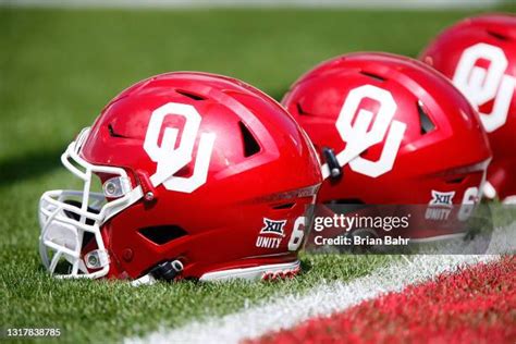 Oklahoma Sooners Helmet Photos and Premium High Res Pictures - Getty Images