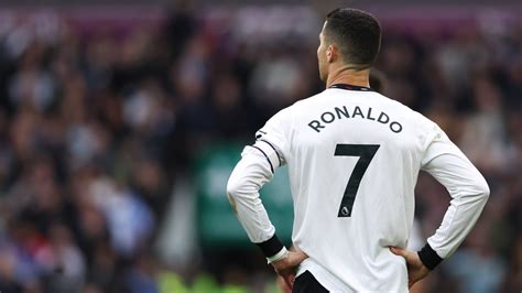 Cristiano Ronaldo remains on Man Utd 2023 calendar despite contract ...