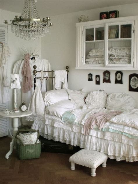 30 Shabby Chic Bedroom Ideas - Decor and Furniture for Shabby Chic Bedroom 2022