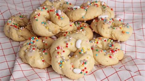 Italian Easter Cookies Recipe - Laura Vitale - everybodylovesitalian.com