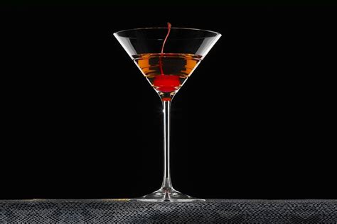 How to Make the Perfect Manhattan Cocktail | Man of Many