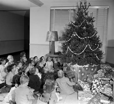 12 Holly, Jolly Photos of Christmas From the 1950s