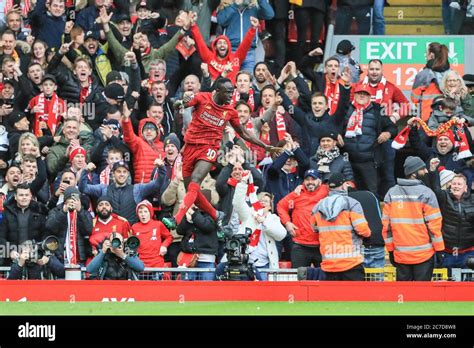 Sadio Mane (10) of Liverpool celebrates his goal to make it 2-1 Stock ...