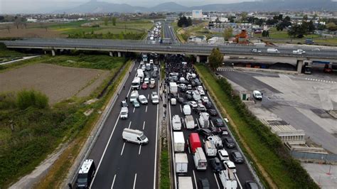 Traffico bloccato sull'autostrada A1 per le protesta di ambulanti e mercatali