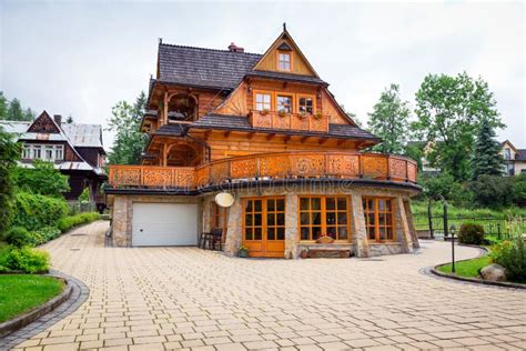 Traditional Wooden House Architecture in Zakopane Stock Image - Image of beautiful, rest: 32002131