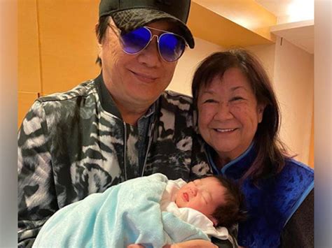 Sam Hui welcomes his first granddaughter