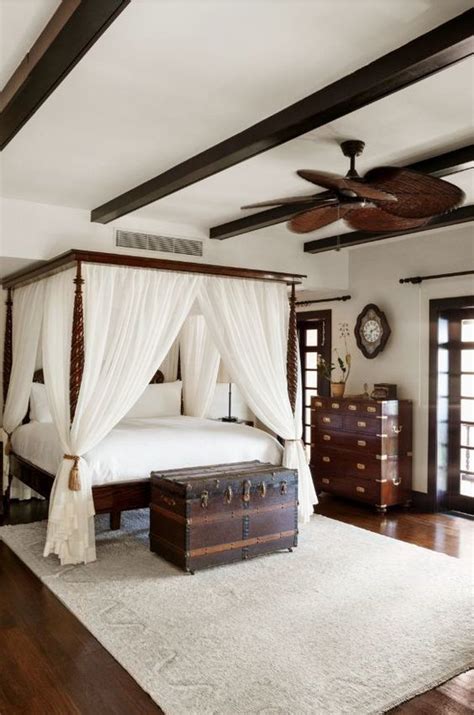 British Colonial bedroom complete with paddle fan. Back in the days of the Empire B… | Chambre a ...