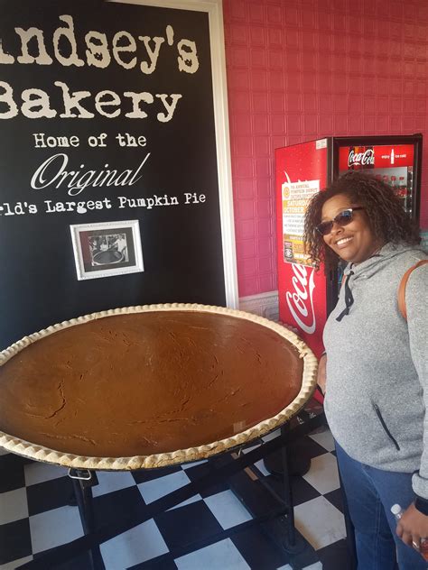 World's largest pumpkin pie at Lindsey's Bakery : r/HumanForScale