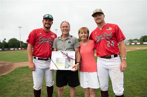 Commodores Recognize Their 2023 Host Families – The Commodores Corner