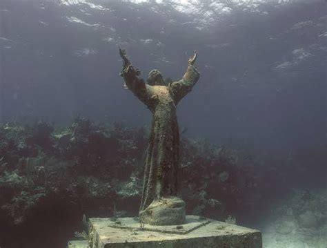 Underwater statue of jesus christ : r/BeAmazed