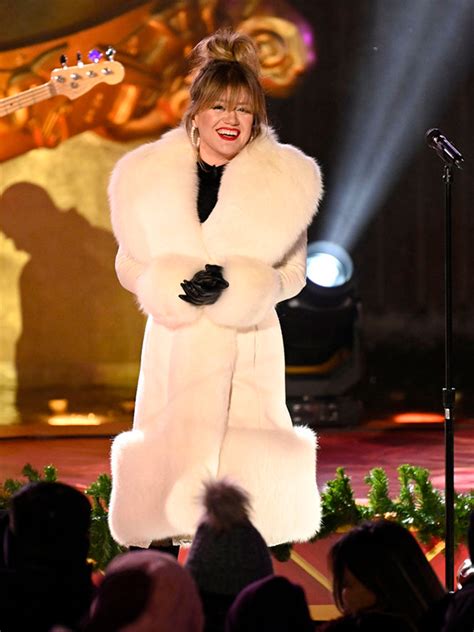 Kelly Clarkson’s ‘Christmas in Rockefeller Center’ Outfit: Photos ...