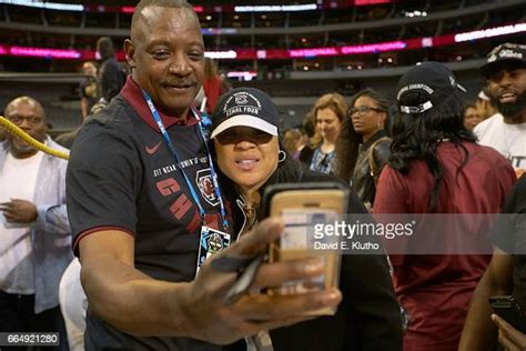 South Carolina coach Dawn Staley posing for selfie with her father ...