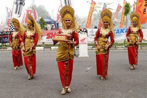 Tari Sekapur Sirih : Fungsi, Gerakan, Properti dan Sejarahnya - Lezgetreal