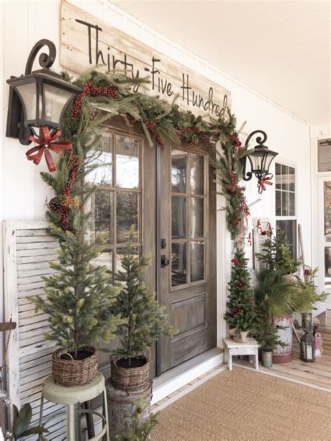 Cool Farmhouse Porch Ideas For Christmas 2022