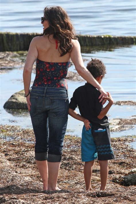 Idina Menzel Was Seen Filming Scenes for the Beaches Remake in Surrey 08/26/2016-5 – LACELEBS.CO