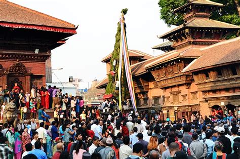 Newari Festival, ein großer Wagen mit einem Baum wird durch die Straßen ...