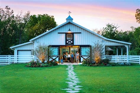 A 3-Stall Barn for Horses & Entertaining Outside of Chicago - STABLE STYLE