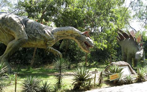 File:Dinosaurs Park.jpg - Wikimedia Commons