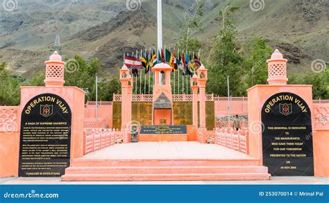 Kargil War Memorial Inside Showing Statue Of Captain Vikram Batra ...