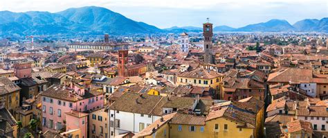 Visiting Lucca: the walls and the main square - Italia.it