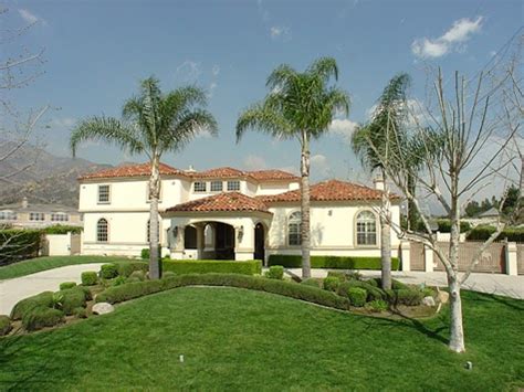 Snoop Dogg's home in Claremont, CA. Snoop Dogg's house pictures. Calvin ...