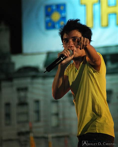 Yael Yuzon of Sponge Cola performing at the 2009 UST Freshmen Welcome ...