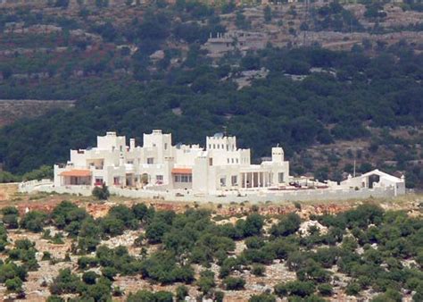 From the castle one has a good (telephoto) view of a present-day castle ...