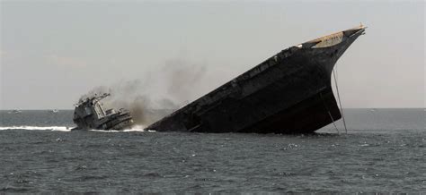 [3000 x 1382]USS Oriskany (CV-34) sinking to the ocean floor, 22-miles south of Pensacola ...