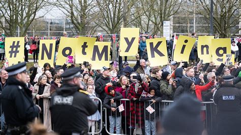 King Charles faces protesters holding ‘Not my king’ signs at event ...