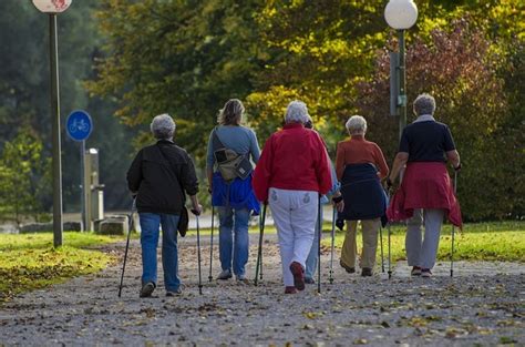 Health benefits of walking for seniors - Simple Trackers