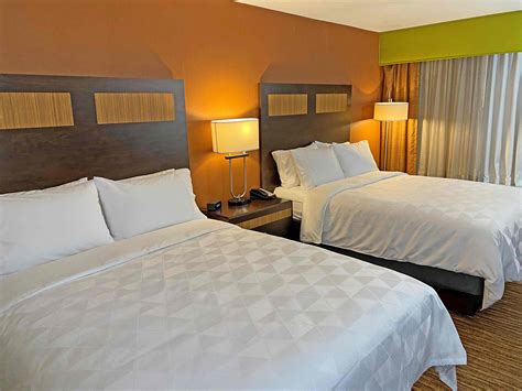 Pet-Friendly Hotels in Danbury, CT | Holiday Inn Danbury-Bethel @ I-84