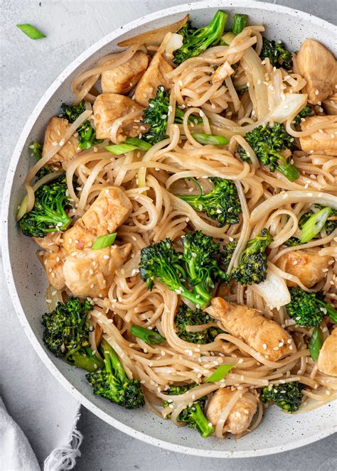 Chicken Broccoli Stir Fry Noodles | Gimme Delicious