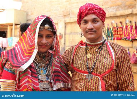 Pares De Rajasthani Vestidos Para Arriba En Traje Tradicional Foto ...