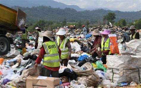 Tapak pelupusan jadi ‘tarikan’ buat pengutip sampah | Free Malaysia ...