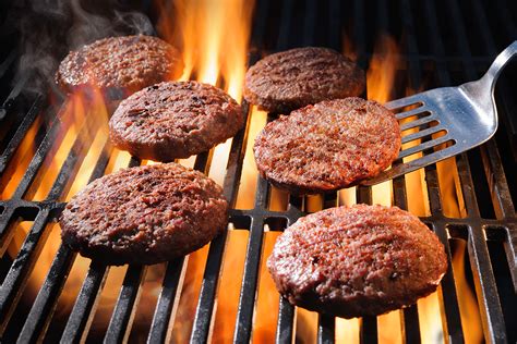 Hamburger alla griglia perfetto, schiaccialo nei primi 30 secondi di cottura