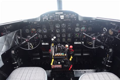 Douglas DC-3 cockpit at the Historic Flight Foundation in Mukilteo, WA [OC] [1600×1066] : cockpits