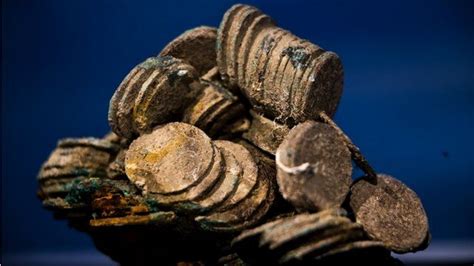 Spanish shipwreck treasure unveiled for the first time - BBC News