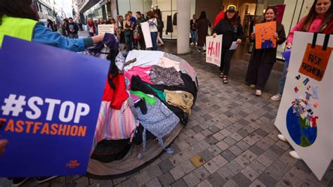 EU clamps down on "fast fashion" and food waste