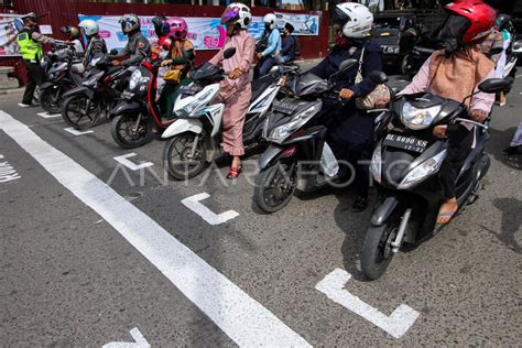 PENERAPAN JAGA JARAK KAWASAN TRAFFIC LIGHT | ANTARA Foto